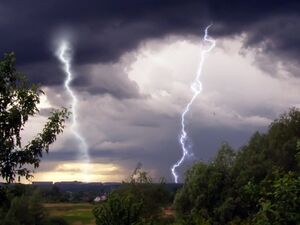 На Житомирщині блискавка влучила у школярку, яка в хаті розмовляла по мобільному телефону