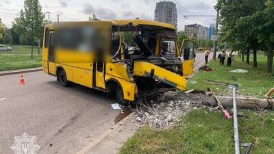 У Сихівському районі Львова трапилася масштабна ДТП з участю маршрутки: є потерпілі (ФОТО/ВІДЕО)