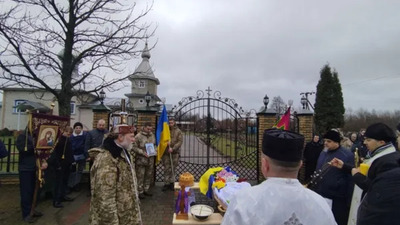 На Волині батьків загиблого військового погрозами вмовляли відспівати сина під проводом «московського священника» (ВІДЕО)