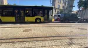 Щоб об’їхати делініатори, автобуси на Личаківській змушені виїжджати на тротуари та бордюр (відео)