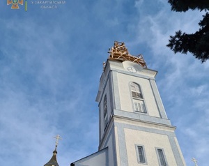 Фельдшерка з Закарпаття піднялась під самий купол церкви, щоб врятувати травмованого чоловіка (ФОТО)