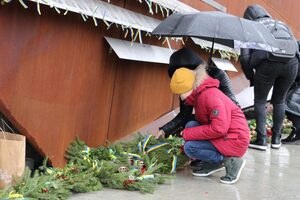 Меморіал Героїв Небесної Сотні прикрасили різдвяними віночками (фото)