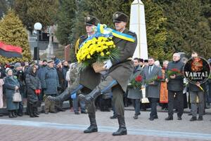 До Дня Соборності у Львові вшанували полеглих Героїв України (фото, відео)