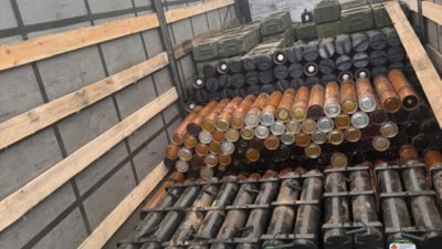 ДБР викрило трьох військових, які намагалися продати вантажівку зброї та понад тонну вибухівки