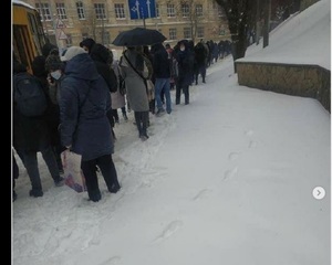 Сніговий колапс: як львів’яни переживають перший день снігопаду (фото, відео)