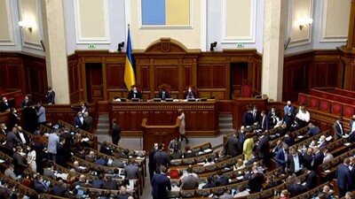 Українські нардепи в січні отримали подвійну надбавку до зарплати