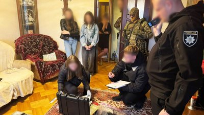 На Вінничині чоловік виманив гроші у мами загиблого бійця й купив 18 смартфонів