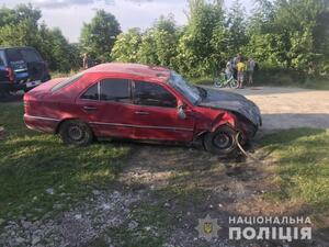 На Львівщині водій "Мерседеса" протаранив трубу і "злетів" у кювет: двоє постраждалих (фото)