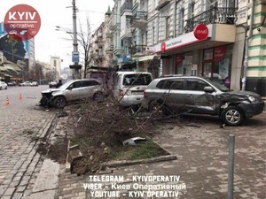 П'яний водій у Києві розніс все на своєму шляху, виїхавши на тротуар (ФОТО)