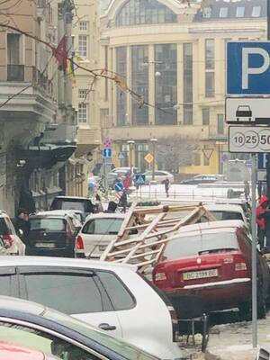 У центрі Львова сталась надзвичайна подія з легковим автомобілем (фото, відео)