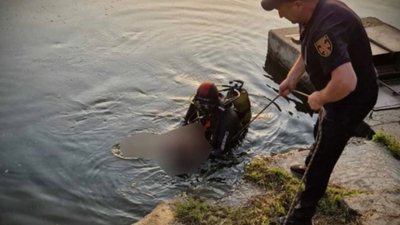 На Буковині рятувальники дістали тіло чоловіка з озера