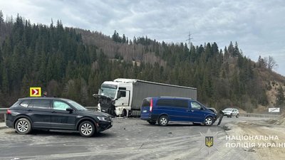 На Львівщині зіткнулися два авто та вантажівка