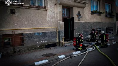 На Львівщині через пожежу у підвалі житлової двоповерхівки у димовій пастці опинилися маленькі діти (ФОТО)
