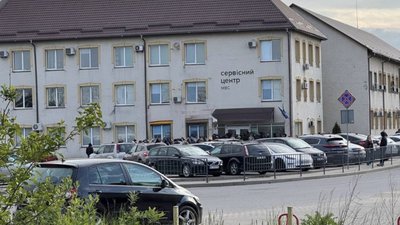 У Головному сервісному центрі МВС роз'яснили причини довгих черг на запис на практичні іспити у Львові