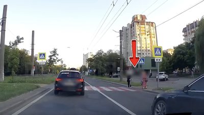 У Львові водій ледь не збив пішоходів (ВІДЕО)