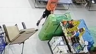 У Києві малолітня дитина підпалила "Епіцентр" (ВІДЕО МОМЕНТУ)