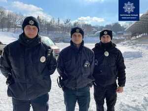 У Львові патрульні допомогли самотньому чоловікові, який кричав від болю у зачиненому помешканні