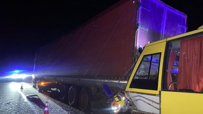 На Львівщині внаслідок зіткнення пасажирського автобуса з автопоїздом є загиблі і травмовані (ФОТО)