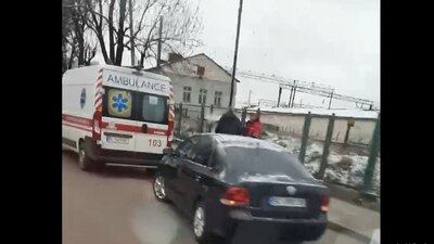 На зупинці у Львові медики намагалися реанімувати чоловіка без свідомості (ВІДЕО)