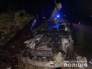 На Буковині водій «БМВ» протаранив автівку та електроопору