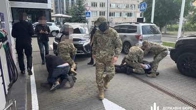 Військовий на авто зі спецсигналами доставляв чоловіків до кордону та забезпечував безперешкодний проїзд, використовуючи службове становище (ФОТО)