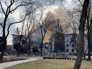 Внаслідок бомбардування маріупольського Драмтеатру загинуло близько 300 осіб — міська рада