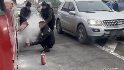 У Рівному поліцейський загасив палаючий тролейбус (ФОТО, ВІДЕО)