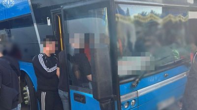 На автостанції у Львові у водія автобуса правоохоронці вилучили 15 000 доларів США (ФОТО)