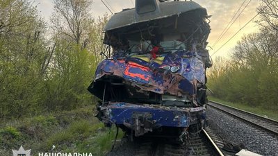 Поліція Львівщини встановлює обставини ДТП за участі потяга «Київ-Ужгород» та вантажівки