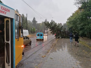 У зв’язку з негодою тимчасово не курсують тролейбуси № 22, 29, 32 та трамваї № 1