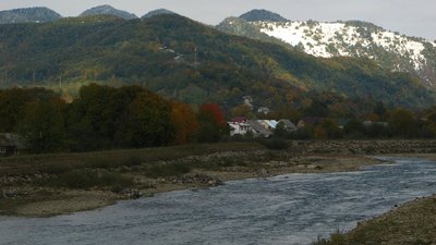 Туристів і жителів Закарпаття закликають утриматися від відпочинку поблизу річок