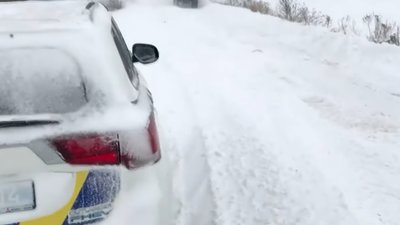 На дорогах Львівщини поліцейські допомагають виштовхати автомобілі зі снігових заметів (ФОТО)