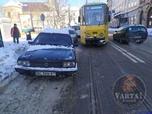 У Львові у лютому понад 100 водіїв блокували рух електротранспорту