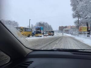 У Львові в ДТП потрапила снігоприбиральна техніка (фото)