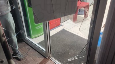 На Львівщині поліцейські затримали дівчину, яка намагалася вибити двері магазину