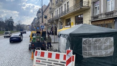 У центрі Львова оброблять плитку для безпеки пішоходів