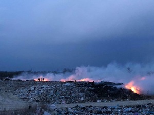 У Новому Роздолі загасили масштабну пожежу на стихійному сміттєзвалищі