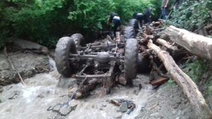 Жахлива аварія на Закарпатті: вантажівка зірвалася з гори, тіла загиблих змішало з дровами і багнюкою витягали з під уламків (фото 18+)