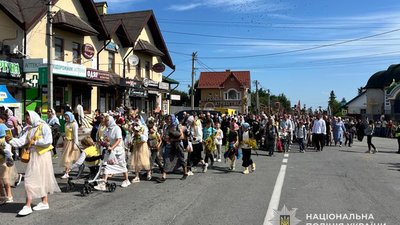 Колону вірян, яка дорогою рухалася до Почаївської лаври, супроводжувало понад 500 автомобілів - поліція