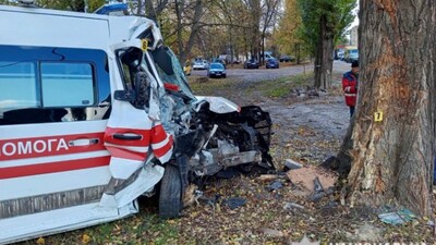 На Чернігівщині "швидка", яка перевозила вагітну жінку, зіткнулася з автомобілем, а потім наїхала на пішохода (ФОТО)