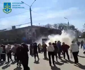 У тимчасово окупованому Херсоні війська рф розігнали мітинг (ВІДЕО)