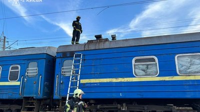 У Києві підлітки залізли на дах потяга: один загинув