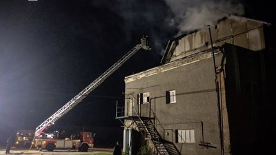 У Золочеві горіла триповерхова будівля (ФОТО)