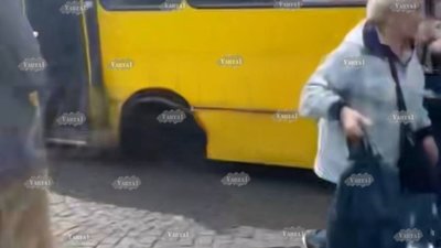 Опубліковано відео моменту втрати колеса львівською маршруткою