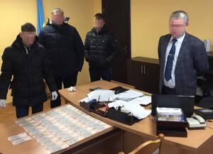 Обіцяв не створювати штучних перешкод у діяльності: на Львівщині на хабарі спіймали голову райадміністрації (фото)