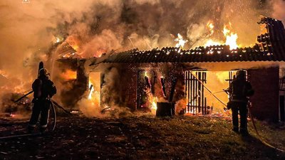 У Львівській області горіла будівля