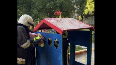 На Прикарпатті рятувальники деблокували дворічну дитину з конструкції пісочниці