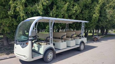 На великих кладовищах у західних областях почали курсувати електромобілі для відвідувачів (ФОТО)