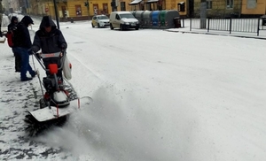 Як львівські комунальники прибирають вулиці від снігу (фоторепортаж)