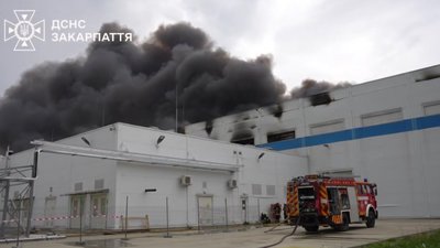 У Мукачеві другу добу гасять пожежу після російського удару (ВІДЕО)